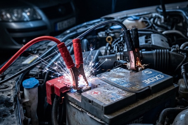 Nosēdies akumulators — palīdzība