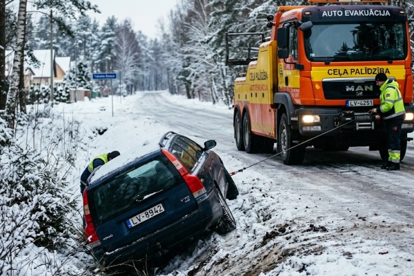 Auto grāvī — izvilkšana