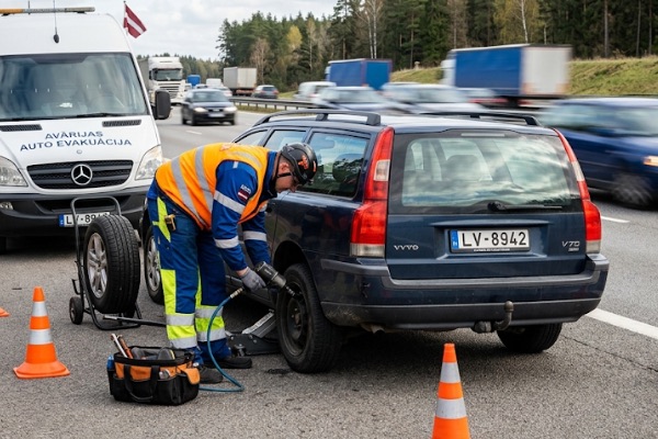 Riepa pārsista — palīdzība uz ceļa